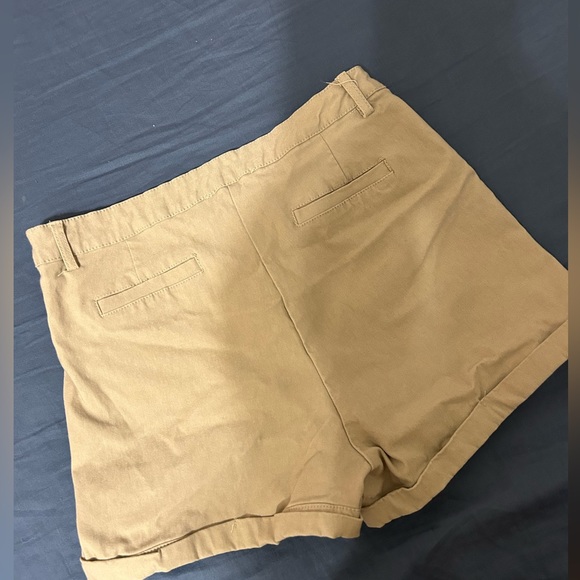 Beige cream stretchy shorts - Picture 2 of 2